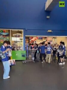 【海外】「治安が過去最高に！」日本のW杯サポーターが米最凶スーパーを埋め尽くした結果、地元民から感謝の嵐にｗ