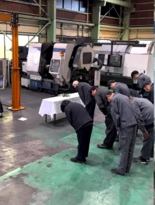 【海外】「機械にまで敬意を払うのか…」日本で長年働いた機械をお清めして送り出す光景に外国人衝撃