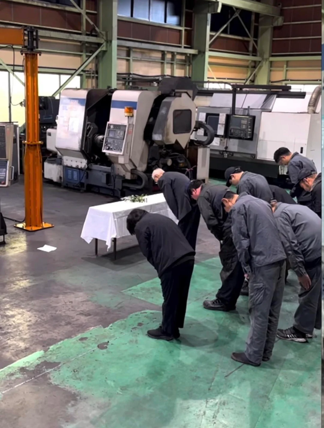【海外】「機械にまで敬意を払うのか…」日本で長年働いた機械をお清めして送り出す光景に外国人衝撃