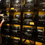 【海外】「日本にはCHANELがこんなにあるの!?」外国人が日本の中古ブランド店を見て衝撃→海外「在庫量が狂ってる」