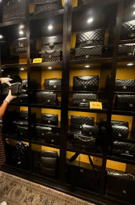 【海外】「日本にはCHANELがこんなにあるの!?」外国人が日本の中古ブランド店を見て衝撃→海外「在庫量が狂ってる」