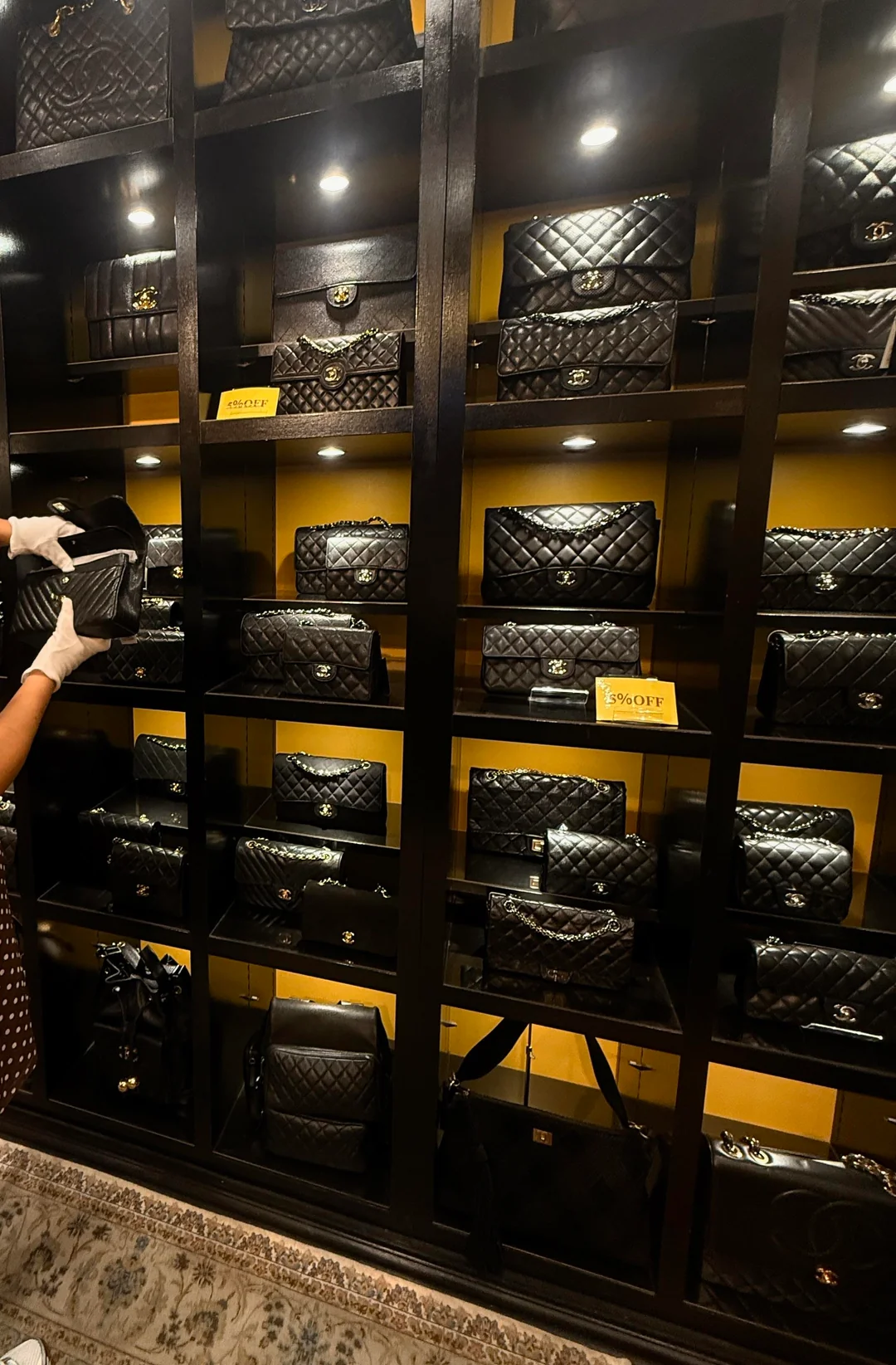 【海外】「日本にはCHANELがこんなにあるの!?」外国人が日本の中古ブランド店を見て衝撃→海外「在庫量が狂ってる」